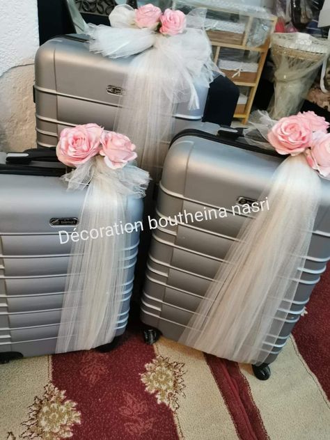 Trolley Decorations Ideas, Bridal Bag Packing Ideas, Trolly Bag Decoration For Wedding, Bridal Suitcase, Bridal Shower Gift Wrapping Ideas, Luggage Decoration, Wedding Luggage, Unique Wedding Signs, Gold Home Accessories