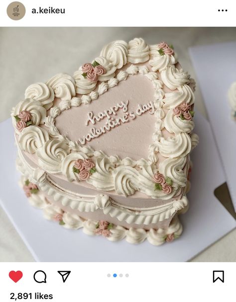 Heart Shaped Buttercream Cake, Heart Shape Vintage Cake, Floral Heart Cake, Heart Shaped Cake Ideas, Heart Birthday Cake, Vintage Birthday Cakes, Shape Cake, Heart Cakes, Mini Cakes Birthday