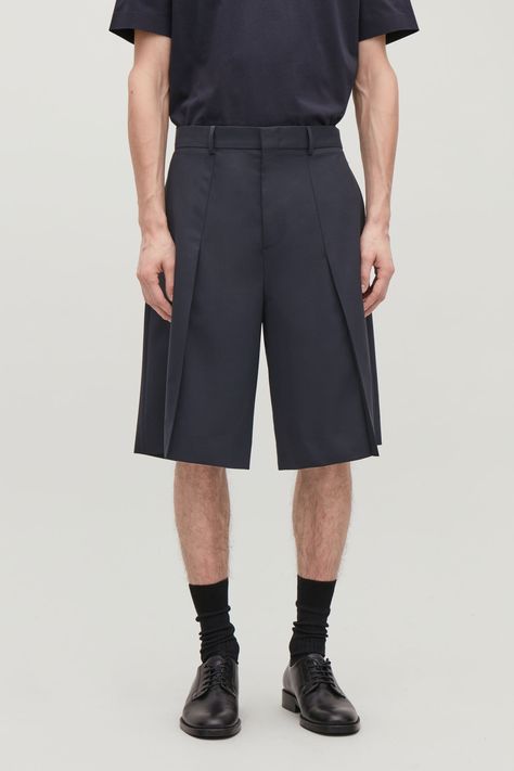 PLEATED TAILORED SHORTS - Navy - Trousers - COS Jackets Varsity, Spring Wishlist, Minimalistic Outfits, Navy Trousers, Mens Shorts Outfits, Mens Trendy Outfits, Denim Trucker Jacket, Tailored Shorts, Suit Trousers