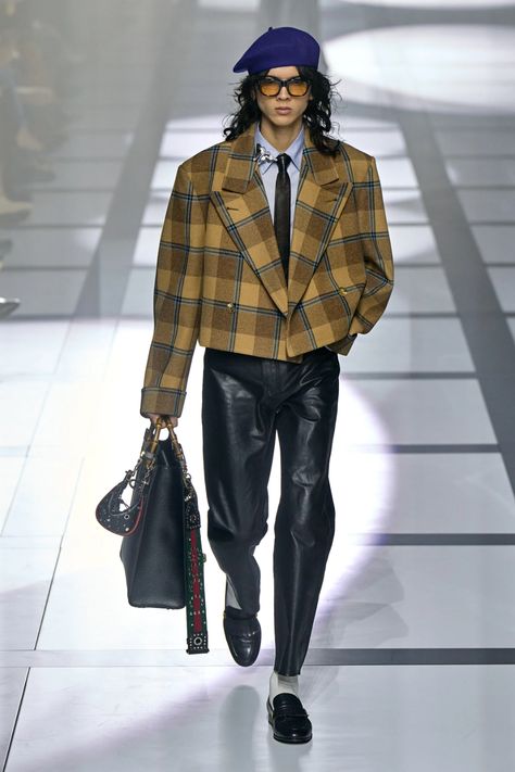 Gucci Fall 2022, Men Fashion Week, Gucci Runway, High Fashion Men, Clothing Reference, Gucci Outfits, Gucci Fashion, Fashion Styling, Fall 2022