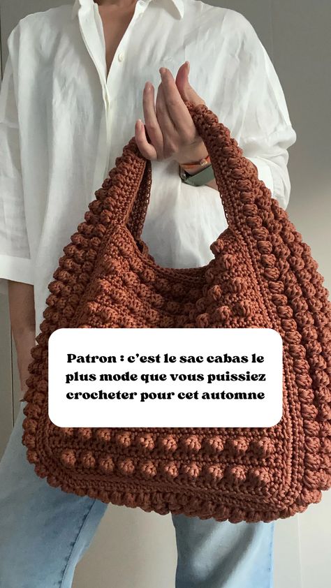 Aidez-vous d’un tutoriel vidéo et d’un patron pour crocheter le sac d’automne le plus tendance du moment. Diy Tricot, Crochet Simple, Crochet Stitch, Crochet Motif, Crochet Stitches, Knit Crochet, Quilting, Thread, Couture