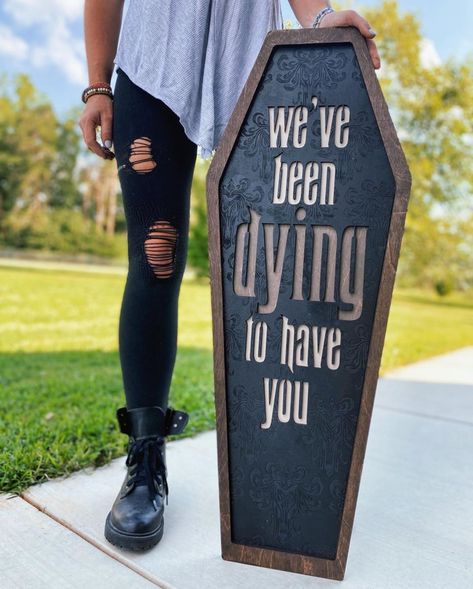 @castleboundsupplyco shared a photo on Instagram: “We’ve been D Y I N G to have you ⚰️ 👻🔪 I’ve been wanting to make a front porch sign for a hot minute and this HM inspired Coffin sign, is…” • Aug 6, 2020 at 9:44pm UTC Hocus Pocus Birthday Party Decorations, Haunted Mansion Front Porch, Halloween Yard Themes, Voodoo Themed Halloween Decorations, Coffin Welcome Sign Diy, Coffin Sign Diy, Spooky Welcome Sign Diy, Diy Haunted Mansion Decor, Coffin Sign