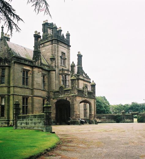 Porte cohere - Carriage Porch | Flickr - Photo Sharing! Victorian Gothic Mansion, Mansion Homes, Mansion Aesthetic, Gothic Mansion, English Manor Houses, Old Mansion, English Castles, English Manor, Grand Homes