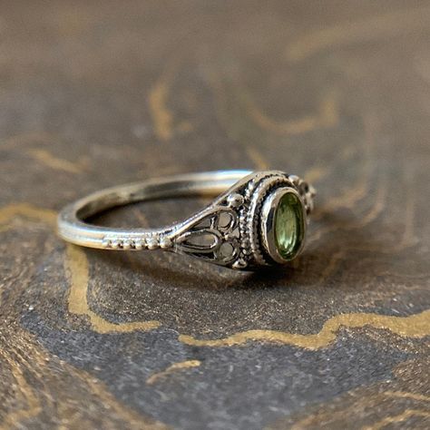 Spinner Wedding Rings, Engagement Ring Gemstone, Natural Gemstone Ring, Peridot Ring, Rings Cool, Ring Dainty, Silver Rings Handmade, Ring Gemstone, Ring Engagement