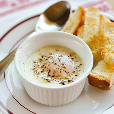 Baked Eggs en Cocotte. This is so very tasty with a fabulous sourdough toast and butter. Bake Eggs, Eggs In The Oven, Ramekin Recipe, Cocotte Recipe, Eggs In Oven, Toaster Oven Recipes, Cooking Guide, Cooking Lessons, Oven Recipes