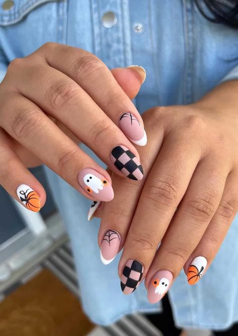 Checkerboard Halloween Nails, Ghost And Checkered Nails, Nail Design Ideas Halloween, Fall Halloween Nail Ideas, Nail Inspired Halloween, Halloween Designs For Nails, Ghost Fall Nails, Nails With Ghosts On Them, Halloween Nails Checkered