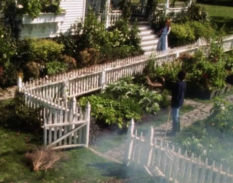 Practical Magic Garden Layout, Practical Magic Aesthetic Kitchen, Practical Magic Greenhouse, Practical Magic House Aesthetic, Practical Magic Garden, 7b Gardening, Victorian Backyard, White Picket Fence House, Haunted House Stories