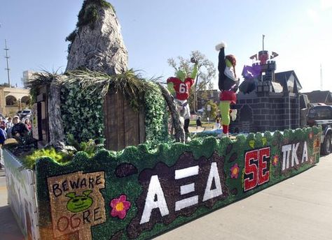 Float example Shrek Parade Float, Shrek Homecoming Float, Shrek Float Ideas, Homecoming 2023, Hoco 2022, Homecoming Floats, Christmas Parade Floats, Homecoming Themes, Homecoming Parade