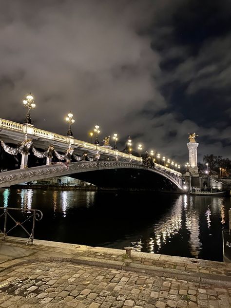 #Paris #Pontdesarts #francais Paris Bridge, Paris Buildings, France Aesthetic, Paris Aesthetic, Paris At Night, Places In Europe, Living In Paris, Paris City, Future City