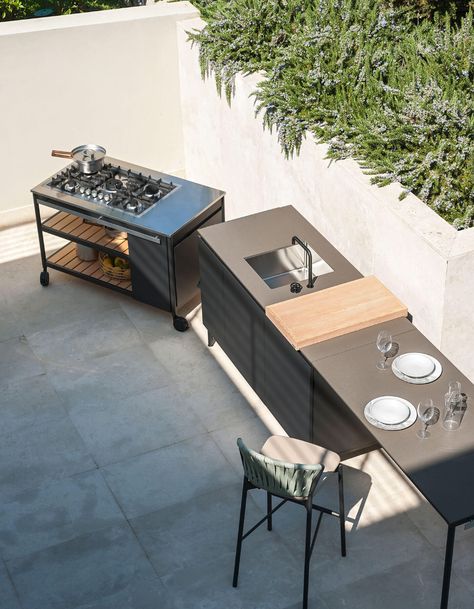 NORMA Collection | Outdoor Modular Kitchen | RODA Outdoor Kitchen On Wheels, Modular Outdoor Kitchen, Rodolfo Dordoni, Modular Outdoor Kitchens, Modern Outdoor Kitchen, Italian Furniture Design, Luxury Italian Furniture, Backyard Kitchen, Outdoor Furniture Design