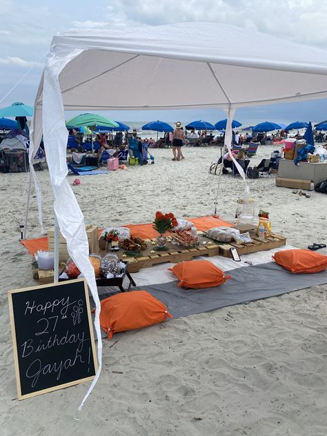 Diy Beach Picnic Set Up, Outdoor Beach Party, Beach Birthday Party Decorations Outdoor, Beach Party Set Up, Beach Organization, Beach Birthday Party Ideas, Bonfire Parties, Beach Bonfire Parties, Beach Bday