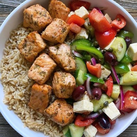 "Fueling my keto journey one reel at a time! 🥑🔥 Swipe into a world of delicious low-carb delights. Check out the link in bio 🖇️👆👆👆👆👆👆👆 For keto Fitness Magical Plans 🥗💪 Follow us for Fitness 💪 . . .👇👇👇👇👇 . @ketorealfitness @ketorealfitness @ketorealfitness 🥗🥗🥗🥗🥗🥗 #KetoLife #LowCarbLiving #KetoKitchen #HealthyFats #KetoFriendly #MealPrepIdeas #FoodieAdventures #KetoCommunity #LCHF #KetoInspiration #EatFatGetFit #SugarFreeLiving #KetoDiet #FoodForFuel #ReelFoodJourney #BalancedBites #LowC... One Plate Meal, Quiche And Salad, Healthy Snack Plate, Horiatiki Salad, Greek Salmon, Organic Dinner, Butter Mushrooms, Mini Peppers, Chicken Apple