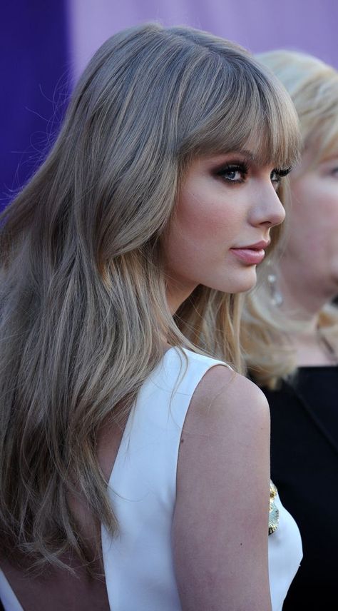 hair color (ash blonde) Red Taylor Swift Makeup, Taylor Swift Hair Color, Eye Makeup Red, Trendy Eye Makeup, Taylor Swift Makeup, Red Taylor Swift, Natural Ash Blonde, Swift Taylor, Ash Hair Color