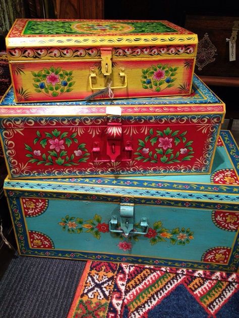 Painting Trunks Ideas, Painting On Suitcase, Hand Painted Boxes Ideas, Painted Trunk Ideas, Tin Box Painting Ideas, Metal Trunk Painting Ideas, Trunk Painting Ideas, Decorated Boxes Ideas, Hand Painted Boxes