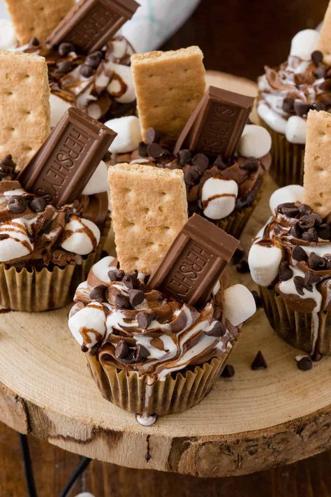 Smores Centerpiece Ideas, S’more Recipes, Graham Cracker Cupcakes, Farmhouse Cupcakes, Smores Wedding Cake, Cupcake Wars Recipes, Chocolate Based Cupcakes, Fun Cupcakes Ideas Creative, Mountain Themed Cupcakes