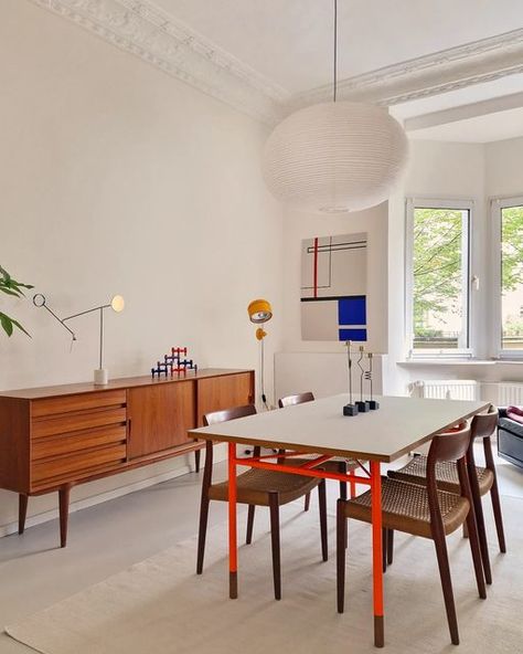 Linoleum Dining Table, Bauhaus Dining Room, Dinning Spaces, Bauhaus Minimalism, Midcentury Dining Table, 80s Interior, Linoleum Flooring, Teak Sideboard, Danish Furniture