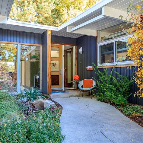 Mid-Century Modern Ranch in Denver's Sought-After Krisana Park Modern… on Dwell Mid Century Modern Front Porch, Modern Ranch Exterior, Mcm Architecture, Modern Front Porch Ideas, Modern Front Porches, Mid Century Modern Ranch, Modern Front Porch, Mid Century Modern Exterior, Mid Century Exterior