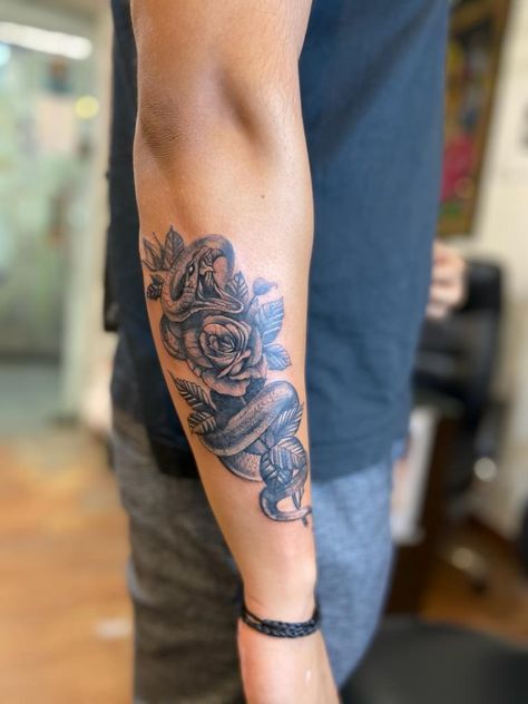 Tattoo 
Snake
Forearm Tattoo
Rose
Ink
Big Tattoo Rose And Snake Tattoo, Snake Rose Tattoo, Snake And Rose Tattoo, Snake And Flowers Tattoo, Rose Tattoo Leg, Mandala Tattoo Men, Wrap Tattoo, Tattoo Leg, Rose Bush