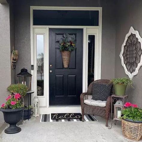 This black, white, and natural tones porch lets the floral colors do the talking. Small Front Door Decor Entrance Modern, Front Door Entrance Decor, Front Entrance Decor, Entrance Bench, Small Porch Decorating, Front Porch Swing, Summer Porch Decor, Entrance Decoration, Spring Porch Decor