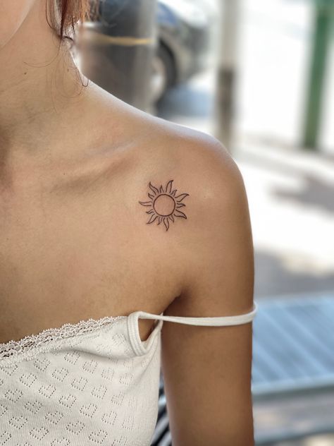 Collar Bone Small Tattoo, Sun Tattoo On Collar Bone, Basic Sun Tattoo, Collar Bone Sun Tattoo, Collarbone Sun Tattoo, Sun Collarbone Tattoo, Sun Tattoo Shoulder For Women, Sun Tattoo Placement Ideas, Sun Collar Bone Tattoo