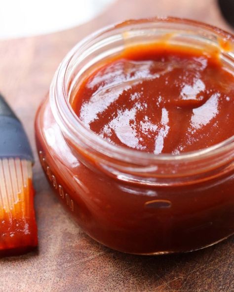 Homemade Whole30 BBQ Sauce - Cook At Home Mom Whataburger Spicy Ketchup Recipe, Spicy Ketchup Recipe, Bourbon Bbq Sauce Recipe, Honey Bbq Sauce Recipe, Homemade Bourbon, Honey Barbecue Sauce, Spicy Ketchup, Slow Cooker Bbq Chicken, Ketchup Recipe