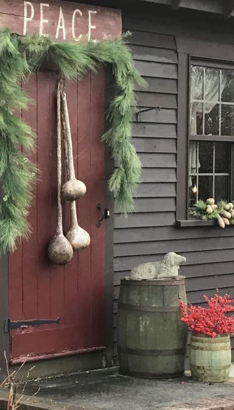 Primitive Front Porch, Primitive Country Homes, Primitive Homes, Prim Christmas, House Front Door, Country Homes, Primitive Decor, Christmas Porch, Primitive Christmas