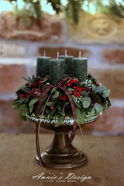 Advent Arrangements Christmas Tables, Advent Flower Arrangements, Christmas Advent Candles Ideas, Christmas Wreaths Candles, Advent Table Centerpiece, Advent Candles Ideas Decoration, Christmas Candle Wreath, Advent Wreath 2023, Advent Wreaths Ideas