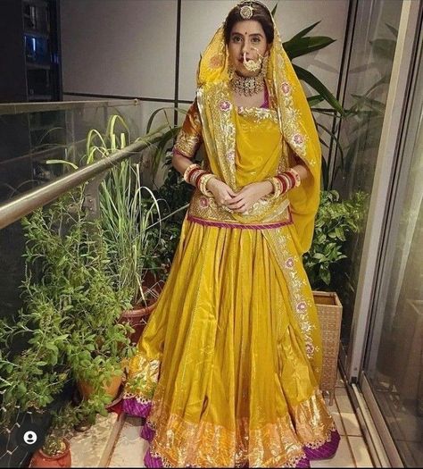 Dress For Mehendi Function, Chaniya Choli Designs, Rajasthani Bride, Rajasthani Dress, Rajputi Dress, Simple Lehenga, Button Up Maxi Dress, Indian Fashion Trends, Bridal Lehenga Collection