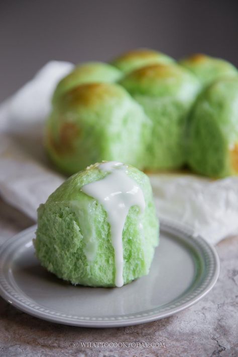 Pani Popo (Samoan Coconut Buns) - Pandan Flavor Pani Popo Recipe, Pani Popo, Samoan Food, Chamorro Recipes, Coconut Buns, Pandan Cake, Delicious Donuts, Asian Desserts, Instant Yeast