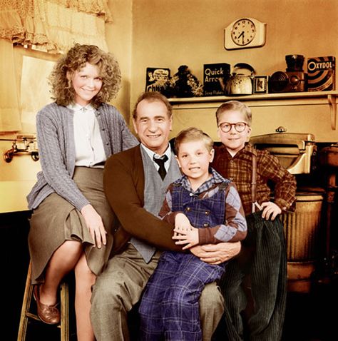 The Parker family from A Christmas Story Melinda Dillon, Christmas Story House, Darren Mcgavin, Christmas Story Movie, Movie Crafts, Best Christmas Movies, Christmas Films, Snoopy Funny, Cubicle Decor