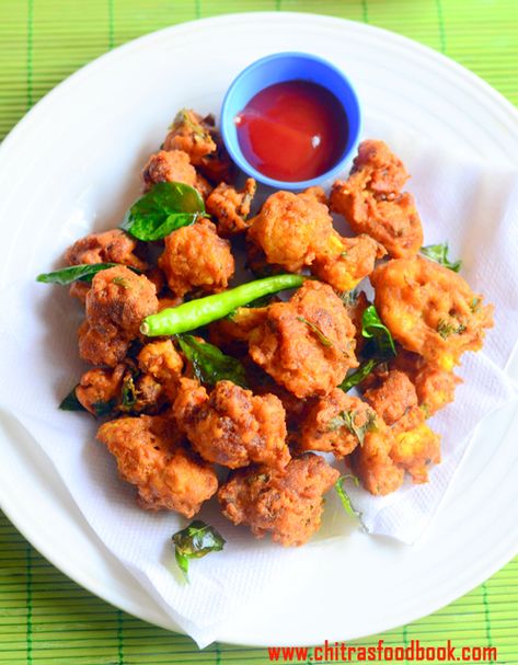 cauliflower pakoda Cauliflower Pakoda, Gobi Curry, Gobi 65, Bonda Recipe, Pakoda Recipe, Recipe Cauliflower, Raw Cauliflower, Pakora Recipes, Low Calorie Snacks