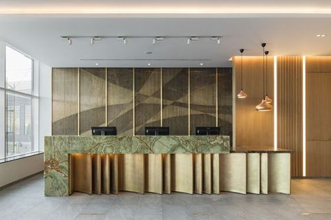 Lobby Reception Design, Luxury Reception Desks, Green And Gold Marble, Salon Office, Hotel Lobby Design, Lobby Interior Design, Reception Desk Design, Counter Desk, Lobby Reception