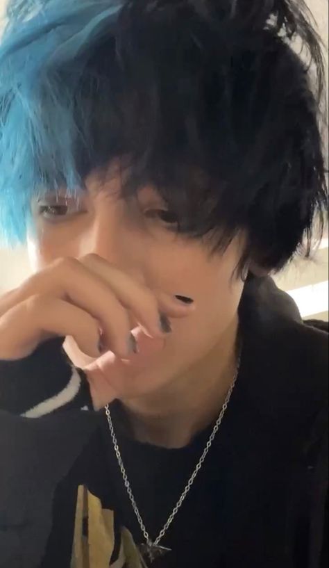 emo boy blue and black split dye hair my chemical romance shirt Black And Teal Split Dye, Blue And Black Split Dye Short Hair, Split Dyed Hair Blue, Blue Strands In Hair, Black Split Dye Hair, Blue Split Dye, Split Aesthetic, Blue Dyed Hair, Alt Hairstyle