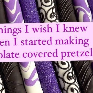 ✨Inspired by Sweets LLC✨ on Instagram: "I spent hours in the kitchen practicing when I first started, so let me save you some time (and money) by sharing some tips!📝⏳ 1. 🌡️The temperature of your environment matters, especially if you’re adding toppings to your pretzels like sanding sugar. If your environment is too cold your chocolate will begin to set rapidly, once dipped and your toppings will not adhere to the chocolate! My temp is usually at 74°-76° when dipping. 🌬️🍫 2. 🙅🏽‍♀️ Don’t scrape off the excess chocolate. I use to dip my pretzels and scrape the chocolate off the bottom before setting it down to dry. When you do this, you leave the entire back of the pretzel exposed which will cause the pretzel to go stale quicker especially if it is left out on a dessert table for hours Pretzel Rod Display, Chocolate Covered Pretzels Display, Decorated Pretzel Rods, Pretzel Decorations, Purple Chocolate Covered Pretzels, Pretzel Sticks Dipped In Chocolate, Pretzels Dipped In Chocolate, Pretzel Rods Dipped, Chocolate Pretzels Christmas