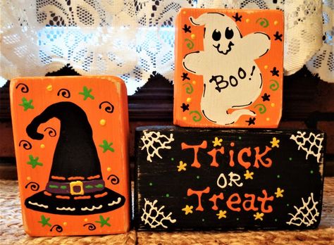 Painted Bricks Crafts, Country Wood Crafts, Painted Bricks, Brick Crafts, Painted Pavers, Autumn Country, Halloween Wood Crafts, Shelf Sitters, Hand Painted Decor