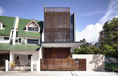 This house sits at the end of a semi-circular block of terrace houses, all of which still retain their original design. Taking advantage of the planning guidelines allows the house to gain an additional storey. The front façade is dominated by an intricate timber screen, which on closer look, has a musical pattern of supports … Hyla Architects, Timber Screen, Terrace House Design, Singapore House, Terrace Houses, Small House Architecture, Urban House, Nha Pho, House Facades