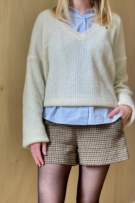 Shorts Outfit Winter, Tweed Shorts Outfit, Plaid Shorts Outfit, Winter Shorts Outfits, Tweed Shorts, Gingham Shorts, Baggy Trousers, Shorts Outfit, Outfit Winter