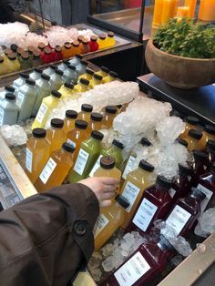 Cafe And Grocery Store, Juice Pop Up Store, Cold Food Display Ideas, Pop Up Juice Bar, Juice Shop Aesthetic, Food To Sell At Farmers Market, Juice Stand Ideas, Canteen Aesthetic, Smoothie Shop Aesthetic