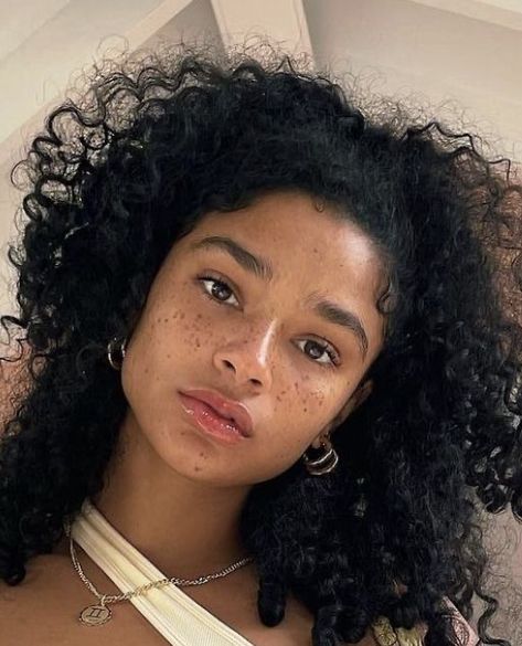 Black Woman With Freckles, Light Skinned Black Woman, Racially Ambiguous Women, Mixed Woman Beautiful, Mixed Black Woman, Light Skin Black Woman, Curly Hair Freckles, Pretty Brown Skin Women, Girls With Freckles