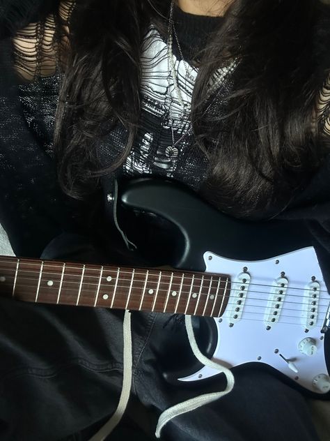 Electric Guitar Girl Aesthetic, Electric Guitar Aesthetic Grunge, Girl With Electric Guitar, Guitar Header, Rock Girl Aesthetic, Electric Guitar Aesthetic, Gitar Vintage, Girl With Guitar, Black Electric Guitar