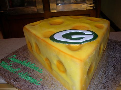 I'll need to try this one for hubby... ;) :) Green Bay Cake, Green Bay Packers Cupcakes, Green Bay Packers Wedding, Green Bay Packers Birthday, Green Bay Packers Cake, Green Bay Packers Party, Packers Cake, Green Bay Packers Fans, Sport Cakes