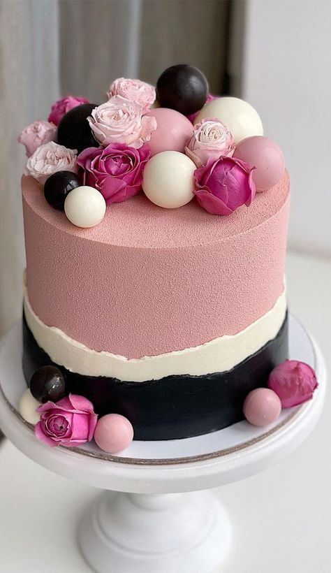 Queens Birthday Cake, Hot Pink Cakes, Birthday Cake Inspiration, Black White Cakes, Purple Cakes Birthday, Birthday Cakes For Her, White Cake Recipe, Black Cake, White Cakes