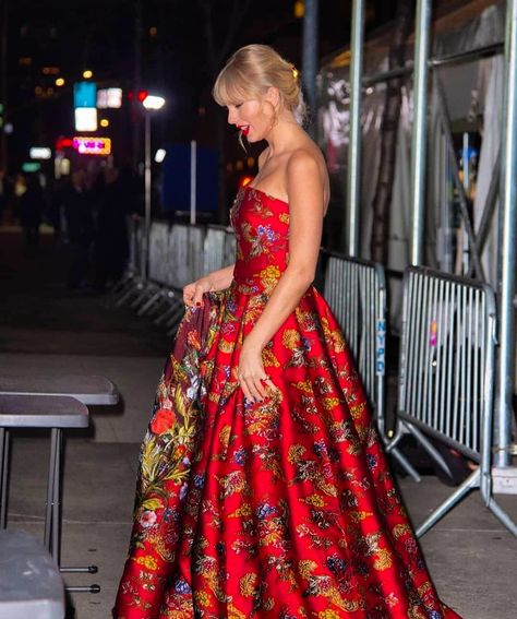 Taylor Swift fan page on Instagram: “{ #taylorswift } her dress give us kinda Asian’s traditional theme - - @taylorswift @taylornation #taylorswift #lover #taylornation #ts7…” Taylor Swift Cat, Lover Era, Taylor Swift Web, Taylor Swift Music, All About Taylor Swift, Taylor Swift Red, Taylor Swift Outfits, Red Carpets, Red Taylor