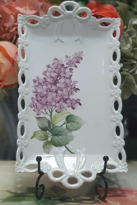 Shabby Chic Chandelier, Lilac Painting, Cerámica Ideas, Porcelain Dinnerware, Pottery Crafts, China Painting, Porcelain Art, Tea Pots Vintage, Floral Tapestry