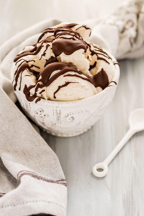 Chocolate Syrup Recipe, Vegan Coconut Ice Cream, Shell Chocolate, Maca Recipes, Chocolate Syrup Recipes, Coconut Milk Ice Cream, Magic Shell, Vegan Caramel, Milk Ice Cream