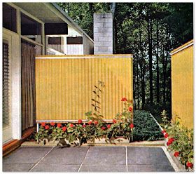 Life In The So-Called Space Age: Mid Century Yards And Patios Mid Century Modern Courtyard Ideas, Vintage Courtyard, Mcm Landscaping, Mid Century Yard, 50s Garden, Mcm Patio, Tiny Yard, Mid Century Landscaping, 1960s House