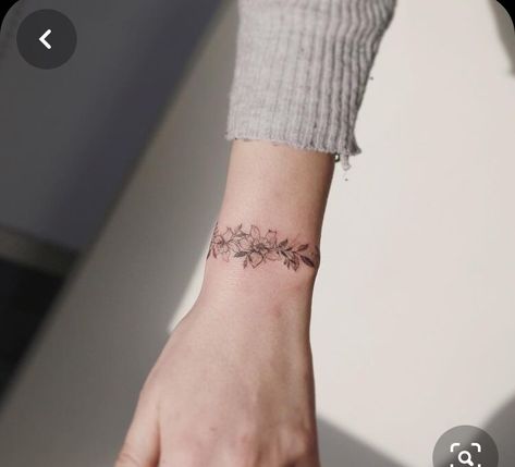 Tattoos Pulseras, Wrist Tattoos Girls, Wrist Bracelet Tattoo, Cool Wrist Tattoos, Small Girl Tattoos, Tattoos For Black Skin, Small Wrist Tattoos, Wrist Tattoos For Women, Tattoo Bracelet