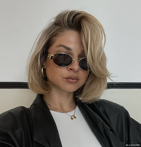 As a bob trend — it has a silhouette that mimics a 90s Bob or a The Italian Bob but with a slightly less formal feel. It can vary in exact length, falling between the jaw and collarbone to create a “short” feel without actually being too short. Dad Bob Haircut, Bob 90s Hair, Bob Styling Ideas, 90’s Bob, One Length Bob, Bob Styling, Easy Haircuts, 90s Bob, Benefits Of Retinol