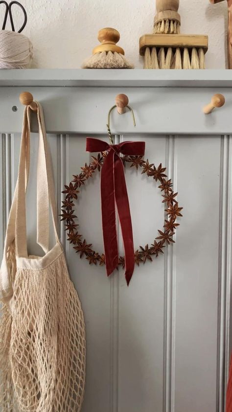 Wreath Christmas Diy, Metal Clothes Hanger, Julkransar Diy, Diy Star, Diy Christmas Crafts, Natural Christmas Decor, Wreaths Ideas, Diy Christmas Wreaths, Easy A