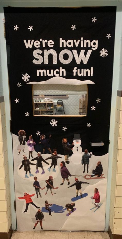 Student Decorated Christmas Door, Christmas Classroom Decorating Ideas, Classroom Door Decorations Winter, New Years Classroom Door, December Classroom Door Ideas, Christmas Door Decorations For School Contest, Winter Theme Classroom Door, Xmas Door Decorations Contest, Funny Christmas Door Decorations